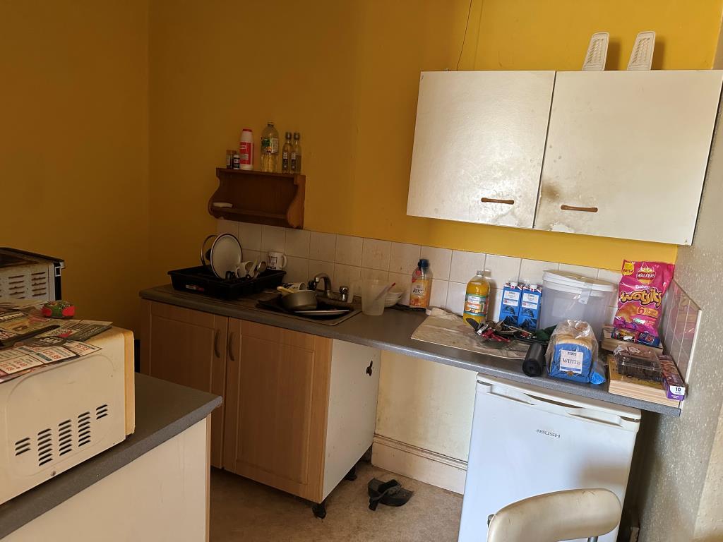 Lot: 138 - FREEHOLD BLOCK OF FLATS FOR INVESTMENT - Flat F - Kitchen